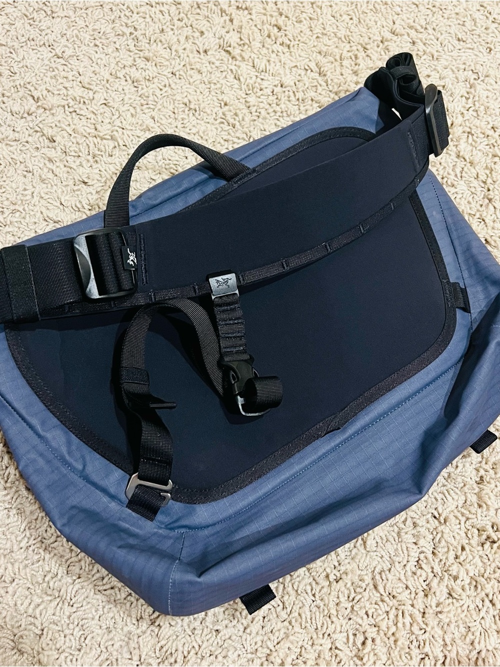 Arc’teryx Granville 10 Courier Bag Dark Stratus Water Resistant Shoulder Bag NEW - Picture 4 of 7